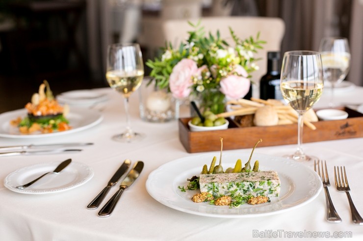 Restorāna «Light House Jurmala» šefpavārs Fjodors Kasatkins viesiem sagatavojis pavasarīgu jaunās sezonas ēdienkarti
