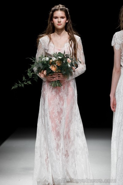 Rīgas Modes nedēļas ietvaros Latvijas dizaineru krāšņie tērpi atklāj jaunakās tendences un divas no gaidītākajām ir jutekliskā «Amoralle» un romantisk 250080