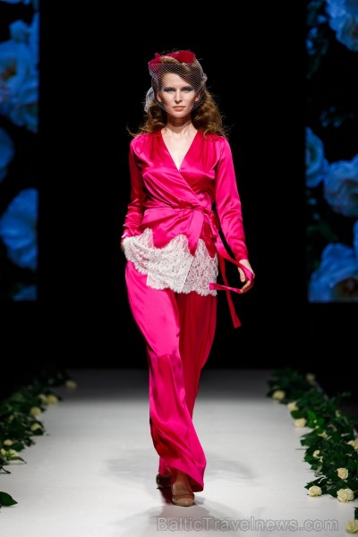 Rīgas Modes nedēļas ietvaros Latvijas dizaineru krāšņie tērpi atklāj jaunakās tendences un divas no gaidītākajām ir jutekliskā «Amoralle» un romantisk 250097