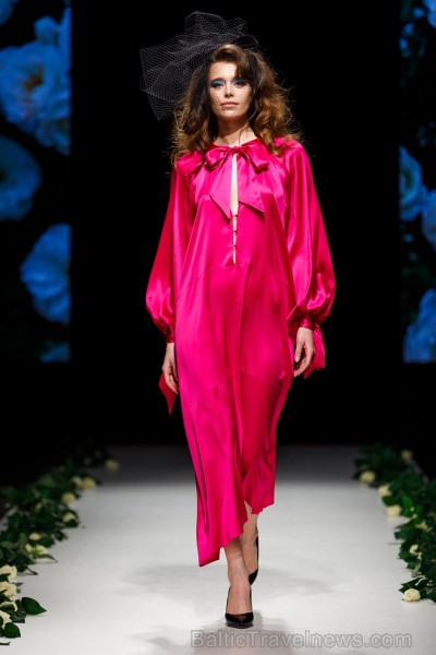 Rīgas Modes nedēļas ietvaros Latvijas dizaineru krāšņie tērpi atklāj jaunakās tendences un divas no gaidītākajām ir jutekliskā «Amoralle» un romantisk 250099