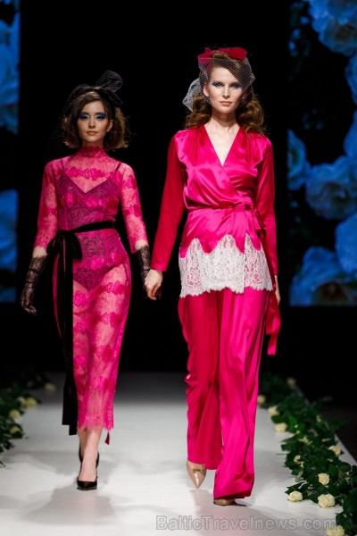 Rīgas Modes nedēļas ietvaros Latvijas dizaineru krāšņie tērpi atklāj jaunakās tendences un divas no gaidītākajām ir jutekliskā «Amoralle» un romantisk 250101