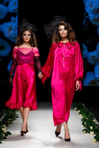 Rīgas Modes nedēļas ietvaros Latvijas dizaineru krāšņie tērpi atklāj jaunakās tendences un divas no gaidītākajām ir jutekliskā «Amoralle» un romantisk 250103