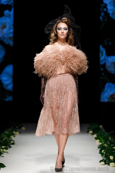 Rīgas Modes nedēļas ietvaros Latvijas dizaineru krāšņie tērpi atklāj jaunakās tendences un divas no gaidītākajām ir jutekliskā «Amoralle» un romantisk 250104