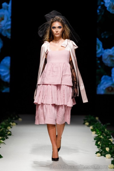 Rīgas Modes nedēļas ietvaros Latvijas dizaineru krāšņie tērpi atklāj jaunakās tendences un divas no gaidītākajām ir jutekliskā «Amoralle» un romantisk 250105