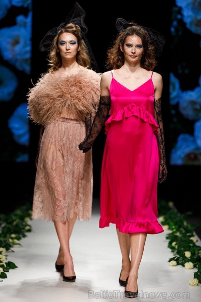 Rīgas Modes nedēļas ietvaros Latvijas dizaineru krāšņie tērpi atklāj jaunakās tendences un divas no gaidītākajām ir jutekliskā «Amoralle» un romantisk 250106
