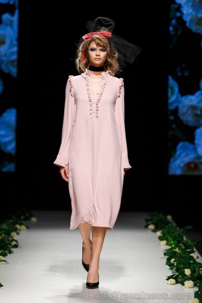 Rīgas Modes nedēļas ietvaros Latvijas dizaineru krāšņie tērpi atklāj jaunakās tendences un divas no gaidītākajām ir jutekliskā «Amoralle» un romantisk 250107