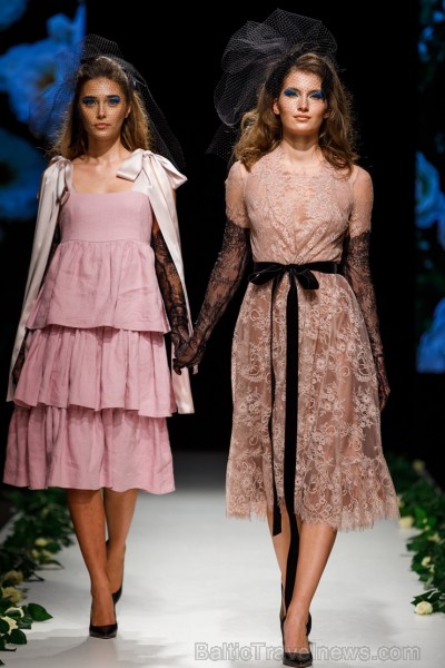 Rīgas Modes nedēļas ietvaros Latvijas dizaineru krāšņie tērpi atklāj jaunakās tendences un divas no gaidītākajām ir jutekliskā «Amoralle» un romantisk 250108