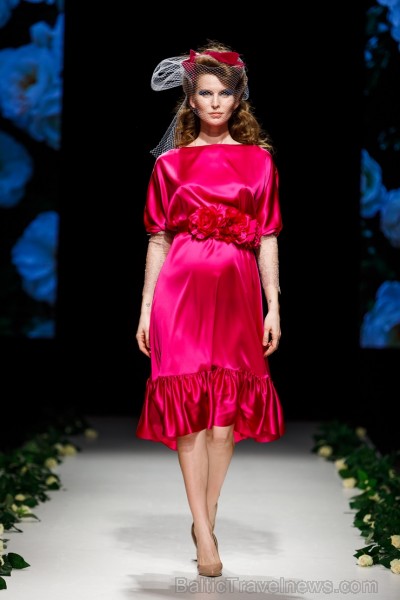 Rīgas Modes nedēļas ietvaros Latvijas dizaineru krāšņie tērpi atklāj jaunakās tendences un divas no gaidītākajām ir jutekliskā «Amoralle» un romantisk 250110