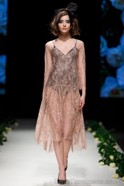 Rīgas Modes nedēļas ietvaros Latvijas dizaineru krāšņie tērpi atklāj jaunakās tendences un divas no gaidītākajām ir jutekliskā «Amoralle» un romantisk 250111