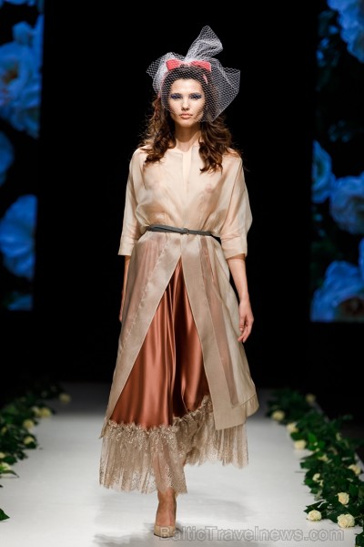 Rīgas Modes nedēļas ietvaros Latvijas dizaineru krāšņie tērpi atklāj jaunakās tendences un divas no gaidītākajām ir jutekliskā «Amoralle» un romantisk 250112
