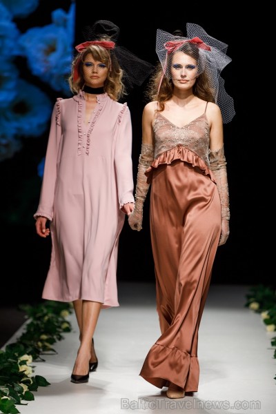 Rīgas Modes nedēļas ietvaros Latvijas dizaineru krāšņie tērpi atklāj jaunakās tendences un divas no gaidītākajām ir jutekliskā «Amoralle» un romantisk 250113