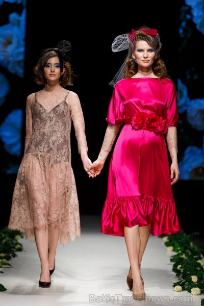 Rīgas Modes nedēļas ietvaros Latvijas dizaineru krāšņie tērpi atklāj jaunakās tendences un divas no gaidītākajām ir jutekliskā «Amoralle» un romantisk 250114