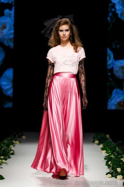 Rīgas Modes nedēļas ietvaros Latvijas dizaineru krāšņie tērpi atklāj jaunakās tendences un divas no gaidītākajām ir jutekliskā «Amoralle» un romantisk 250115
