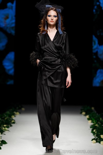 Rīgas Modes nedēļas ietvaros Latvijas dizaineru krāšņie tērpi atklāj jaunakās tendences un divas no gaidītākajām ir jutekliskā «Amoralle» un romantisk 250117