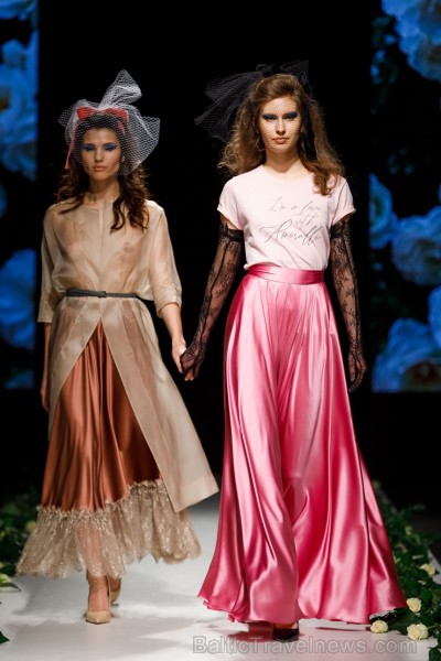 Rīgas Modes nedēļas ietvaros Latvijas dizaineru krāšņie tērpi atklāj jaunakās tendences un divas no gaidītākajām ir jutekliskā «Amoralle» un romantisk 250118