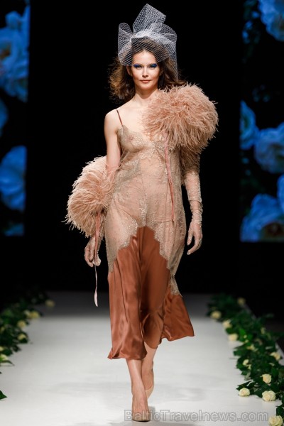 Rīgas Modes nedēļas ietvaros Latvijas dizaineru krāšņie tērpi atklāj jaunakās tendences un divas no gaidītākajām ir jutekliskā «Amoralle» un romantisk 250119