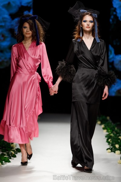 Rīgas Modes nedēļas ietvaros Latvijas dizaineru krāšņie tērpi atklāj jaunakās tendences un divas no gaidītākajām ir jutekliskā «Amoralle» un romantisk 250120