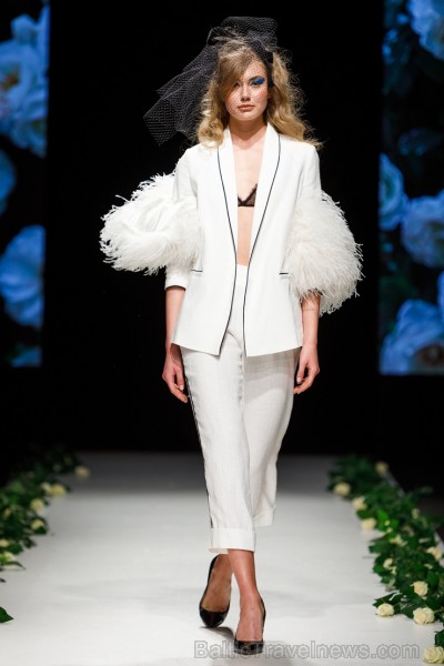 Rīgas Modes nedēļas ietvaros Latvijas dizaineru krāšņie tērpi atklāj jaunakās tendences un divas no gaidītākajām ir jutekliskā «Amoralle» un romantisk 250121