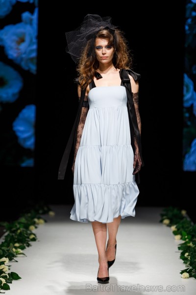 Rīgas Modes nedēļas ietvaros Latvijas dizaineru krāšņie tērpi atklāj jaunakās tendences un divas no gaidītākajām ir jutekliskā «Amoralle» un romantisk 250122