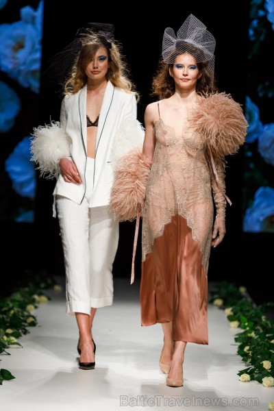 Rīgas Modes nedēļas ietvaros Latvijas dizaineru krāšņie tērpi atklāj jaunakās tendences un divas no gaidītākajām ir jutekliskā «Amoralle» un romantisk 250125