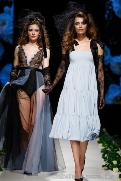 Rīgas Modes nedēļas ietvaros Latvijas dizaineru krāšņie tērpi atklāj jaunakās tendences un divas no gaidītākajām ir jutekliskā «Amoralle» un romantisk 250126