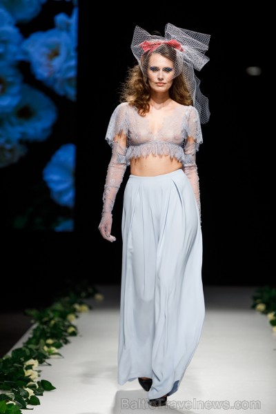 Rīgas Modes nedēļas ietvaros Latvijas dizaineru krāšņie tērpi atklāj jaunakās tendences un divas no gaidītākajām ir jutekliskā «Amoralle» un romantisk 250127