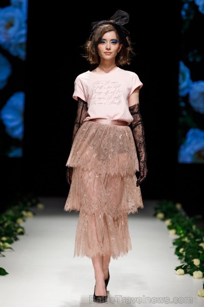 Rīgas Modes nedēļas ietvaros Latvijas dizaineru krāšņie tērpi atklāj jaunakās tendences un divas no gaidītākajām ir jutekliskā «Amoralle» un romantisk 250128