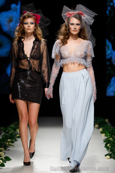 Rīgas Modes nedēļas ietvaros Latvijas dizaineru krāšņie tērpi atklāj jaunakās tendences un divas no gaidītākajām ir jutekliskā «Amoralle» un romantisk 250129