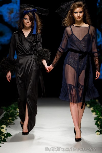Rīgas Modes nedēļas ietvaros Latvijas dizaineru krāšņie tērpi atklāj jaunakās tendences un divas no gaidītākajām ir jutekliskā «Amoralle» un romantisk 250135