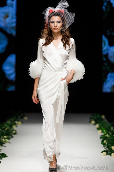 Rīgas Modes nedēļas ietvaros Latvijas dizaineru krāšņie tērpi atklāj jaunakās tendences un divas no gaidītākajām ir jutekliskā «Amoralle» un romantisk 250136