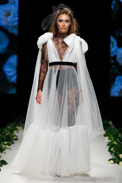 Rīgas Modes nedēļas ietvaros Latvijas dizaineru krāšņie tērpi atklāj jaunakās tendences un divas no gaidītākajām ir jutekliskā «Amoralle» un romantisk 250138