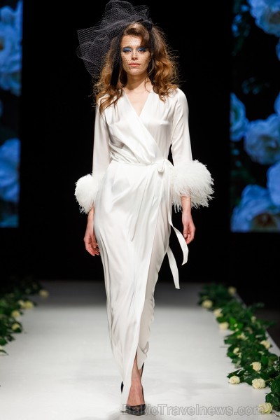 Rīgas Modes nedēļas ietvaros Latvijas dizaineru krāšņie tērpi atklāj jaunakās tendences un divas no gaidītākajām ir jutekliskā «Amoralle» un romantisk 250139