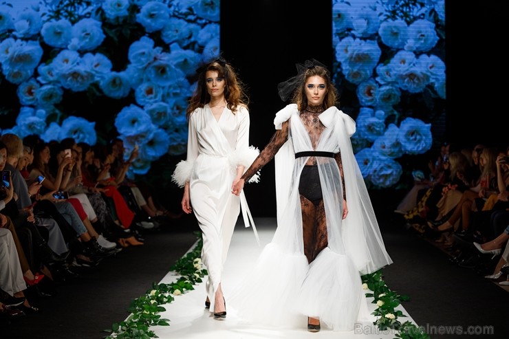 Rīgas Modes nedēļas ietvaros Latvijas dizaineru krāšņie tērpi atklāj jaunakās tendences un divas no gaidītākajām ir jutekliskā «Amoralle» un romantisk 250140