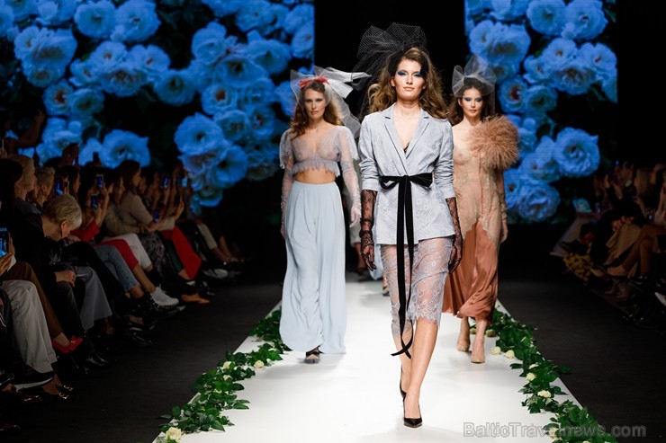 Rīgas Modes nedēļas ietvaros Latvijas dizaineru krāšņie tērpi atklāj jaunakās tendences un divas no gaidītākajām ir jutekliskā «Amoralle» un romantisk 250141
