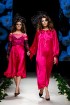 Rīgas Modes nedēļas ietvaros Latvijas dizaineru krāšņie tērpi atklāj jaunakās tendences un divas no gaidītākajām ir jutekliskā «Amoralle» un romantisk 38