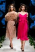 Rīgas Modes nedēļas ietvaros Latvijas dizaineru krāšņie tērpi atklāj jaunakās tendences un divas no gaidītākajām ir jutekliskā «Amoralle» un romantisk 41