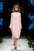 Rīgas Modes nedēļas ietvaros Latvijas dizaineru krāšņie tērpi atklāj jaunakās tendences un divas no gaidītākajām ir jutekliskā «Amoralle» un romantisk 42