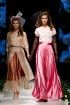 Rīgas Modes nedēļas ietvaros Latvijas dizaineru krāšņie tērpi atklāj jaunakās tendences un divas no gaidītākajām ir jutekliskā «Amoralle» un romantisk 53