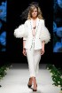 Rīgas Modes nedēļas ietvaros Latvijas dizaineru krāšņie tērpi atklāj jaunakās tendences un divas no gaidītākajām ir jutekliskā «Amoralle» un romantisk 56
