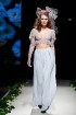Rīgas Modes nedēļas ietvaros Latvijas dizaineru krāšņie tērpi atklāj jaunakās tendences un divas no gaidītākajām ir jutekliskā «Amoralle» un romantisk 62