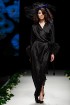 Rīgas Modes nedēļas ietvaros Latvijas dizaineru krāšņie tērpi atklāj jaunakās tendences un divas no gaidītākajām ir jutekliskā «Amoralle» un romantisk 65