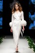 Rīgas Modes nedēļas ietvaros Latvijas dizaineru krāšņie tērpi atklāj jaunakās tendences un divas no gaidītākajām ir jutekliskā «Amoralle» un romantisk 74