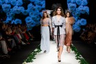 Rīgas Modes nedēļas ietvaros Latvijas dizaineru krāšņie tērpi atklāj jaunakās tendences un divas no gaidītākajām ir jutekliskā «Amoralle» un romantisk 76