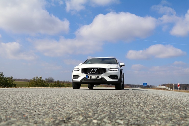 Travelnews.lv ar jauno «Volvo V60 Country D4 AWD Momentum» apceļo Vidzemi un Latgali 250146