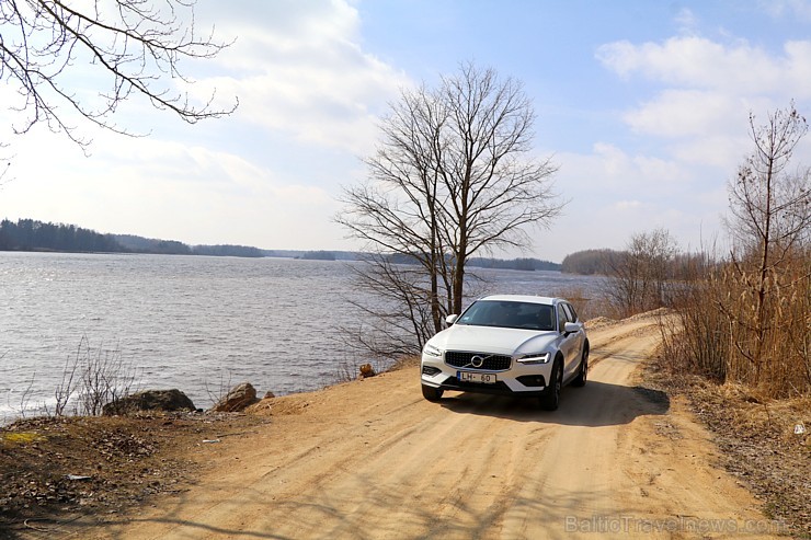 Travelnews.lv ar jauno «Volvo V60 Country D4 AWD Momentum» apceļo Vidzemi un Latgali 250149