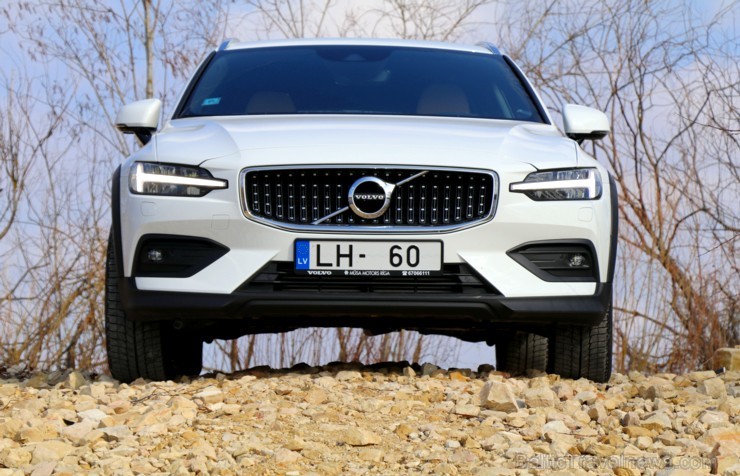 Travelnews.lv ar jauno «Volvo V60 Country D4 AWD Momentum» apceļo Vidzemi un Latgali 250150