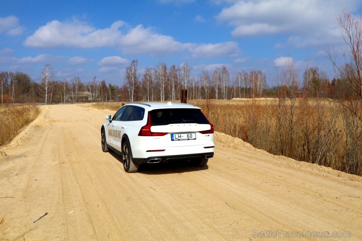 Travelnews.lv ar jauno «Volvo V60 Country D4 AWD Momentum» apceļo Vidzemi un Latgali 250152