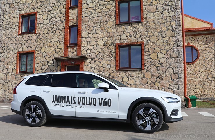 Travelnews.lv ar jauno «Volvo V60 Country D4 AWD Momentum» apceļo Vidzemi un Latgali 250156