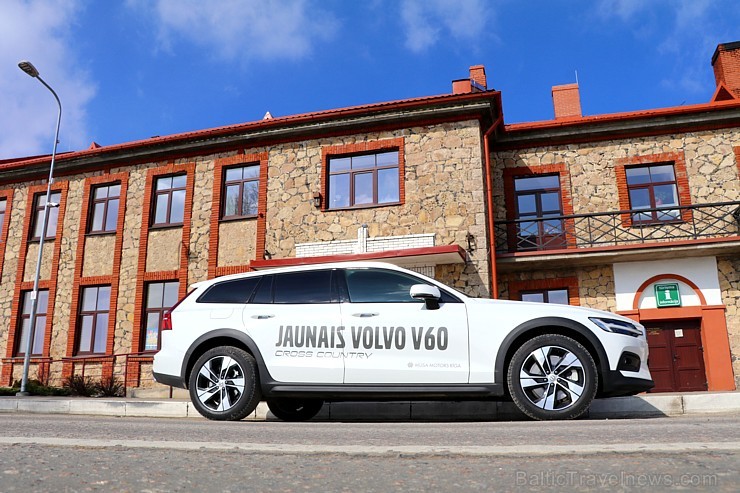 Travelnews.lv ar jauno «Volvo V60 Country D4 AWD Momentum» apceļo Vidzemi un Latgali 250158