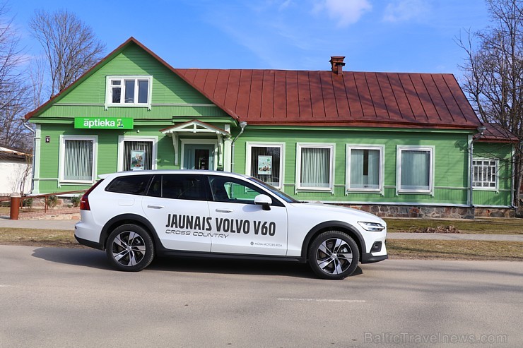 Travelnews.lv ar jauno «Volvo V60 Country D4 AWD Momentum» apceļo Vidzemi un Latgali 250162